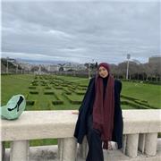 En formación de maestra de educación primaria, disponible para todas las edades en todas las materias.